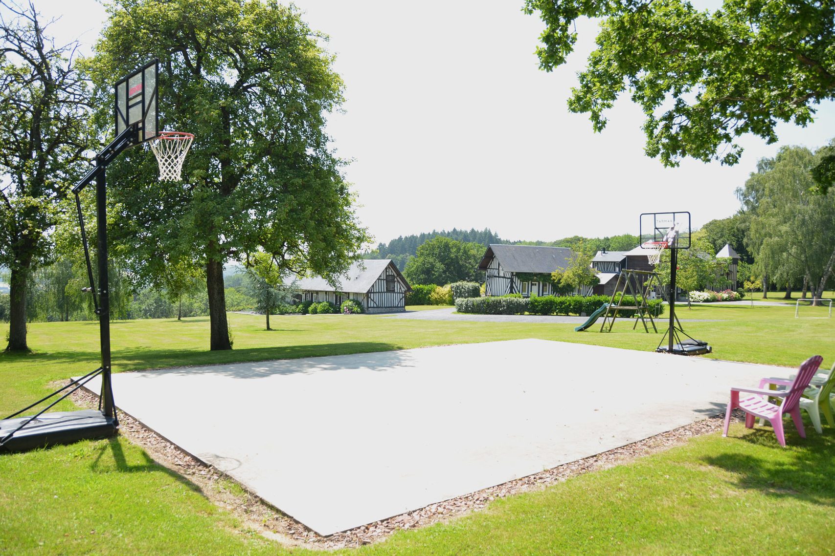 Photo Les deux gîtes et terrain de basket, Calvados, Normandie